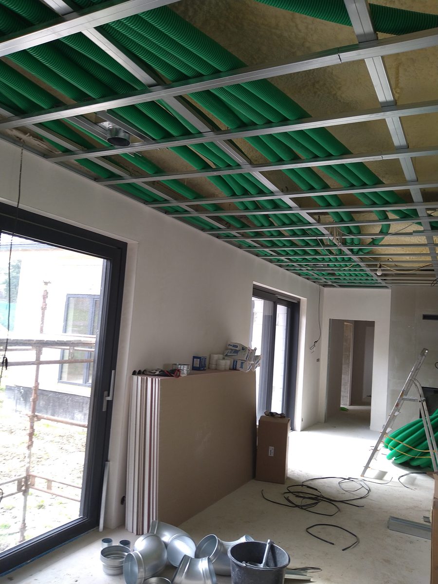 Zelené flexibilné rozvody rekuperácie uložené v roštovom podhľade nad izoláciou